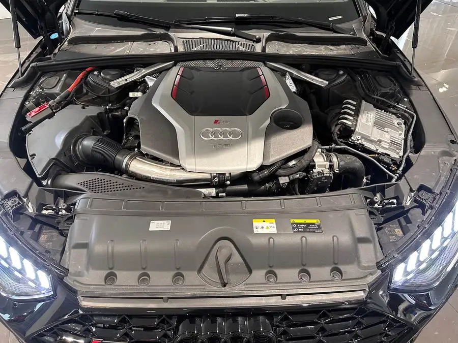 أودي RS 4 2023 RS4 أفانت إصدار الذهب الداكن