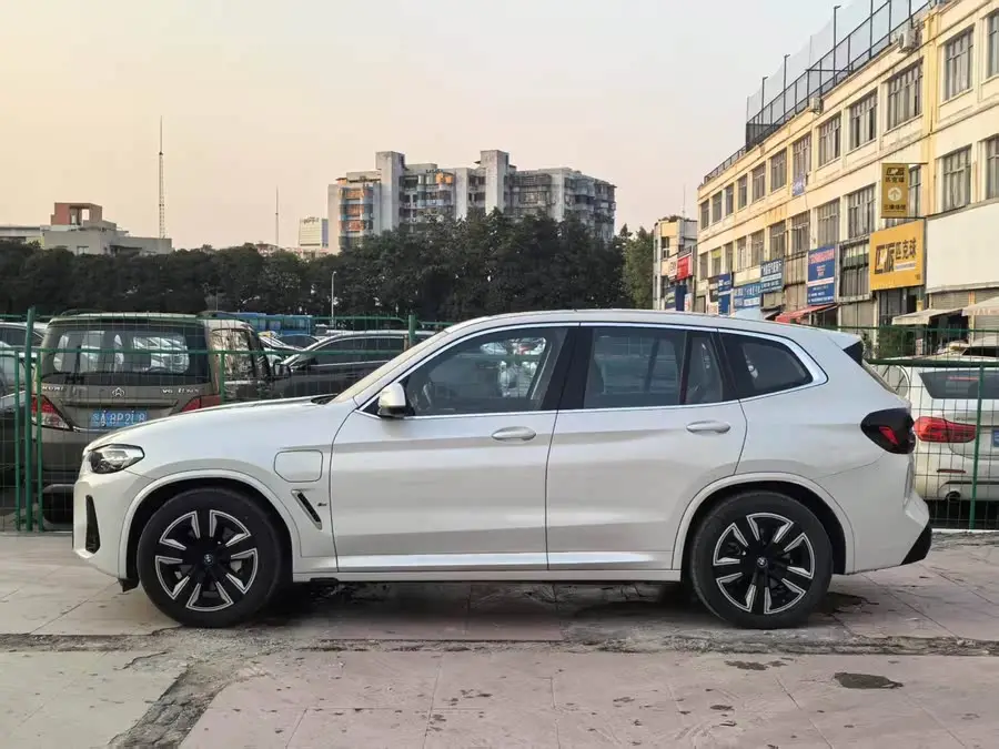 BMW iX3 2024 Leading Model
