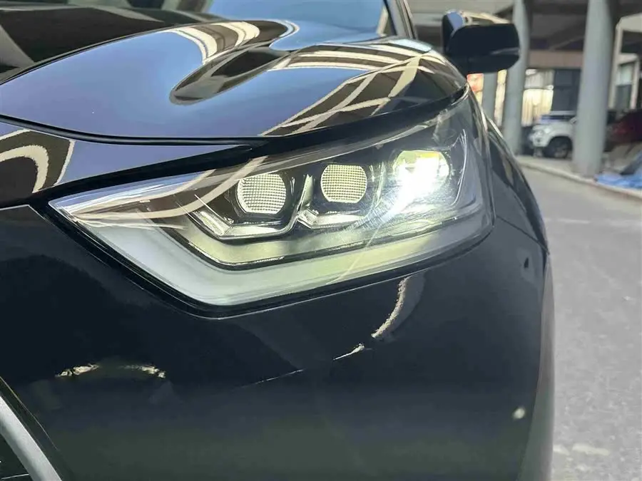 هايلاندر 2022 بمحرك مزدوج 2.5 لتر دفع رباعي إصدار بريميوم 7 مقاعد