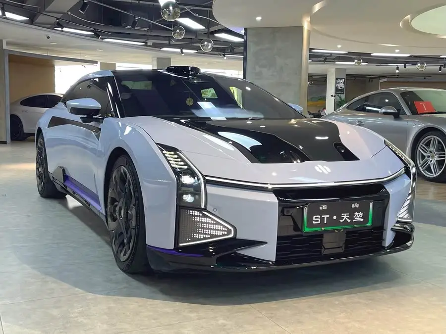 هاي في HiPhi Z 2023 النسخة ذات الأربعة مقاعد