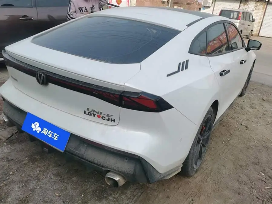 Changan UNI-V 2023 1.5T Smart Navigation Edition