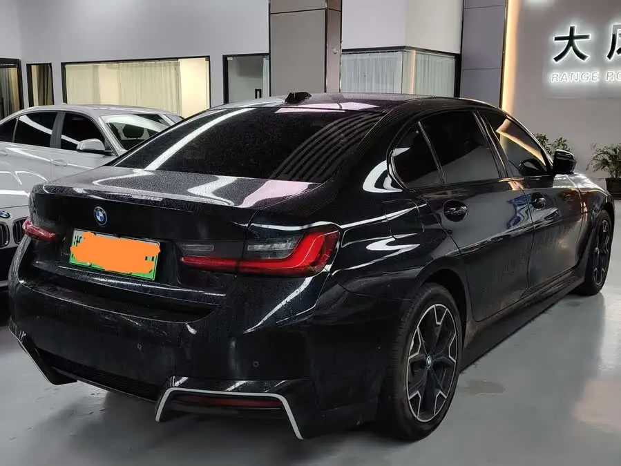 بي إم دبليو i3 2023 طراز eDrive 40 L حزمة الرياضة الليلية