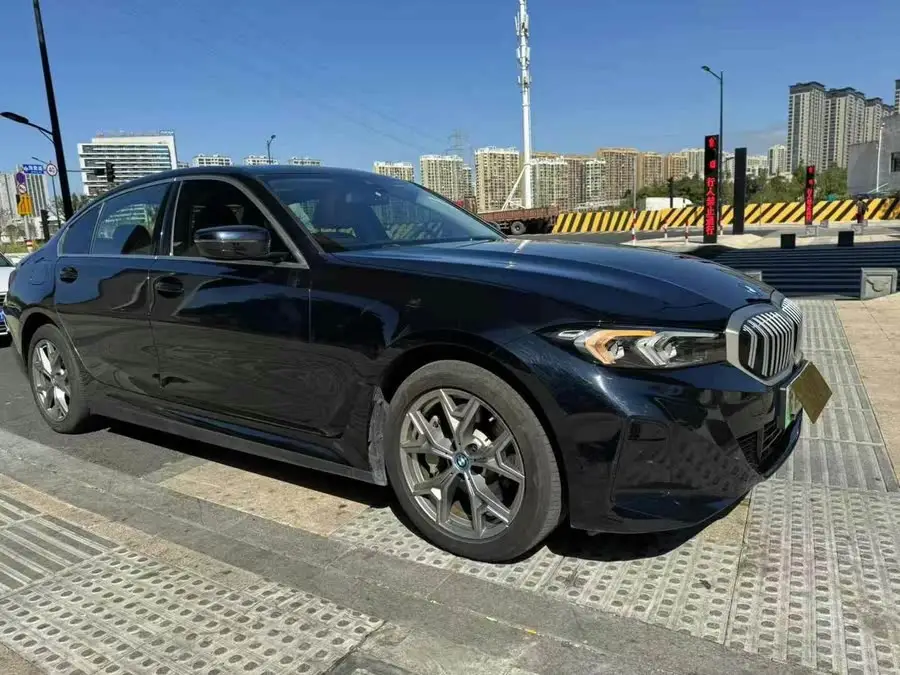 بي إم دبليو i3 2024 eDrive 40 L مجموعة الليل