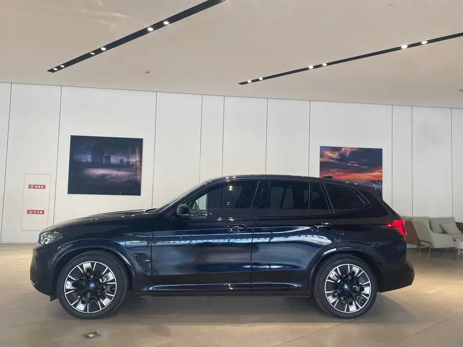 بي إم دبليو iX3 2022 الطراز الرائد