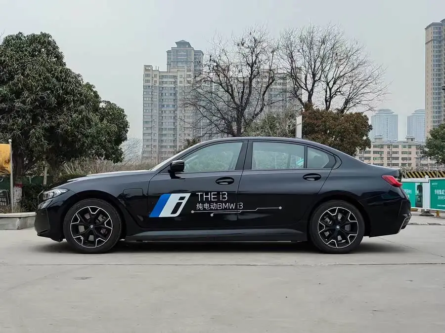 بي إم دبليو i3 2023 طراز eDrive 40 L حزمة رياضية ليلية