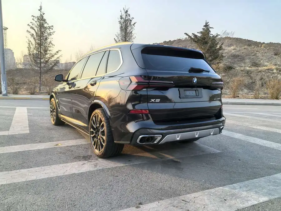 بي إم دبليو X5 2023 xDrive 40Li M باقة الرياضة الليلية