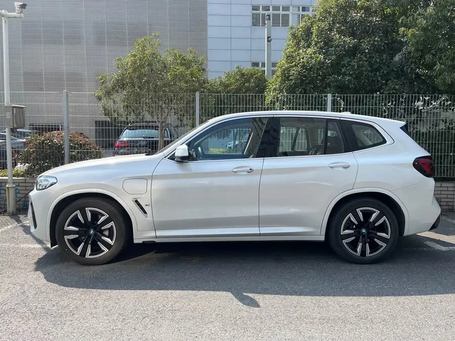 بي إم دبليو iX3 2023 الإصدار الرائد