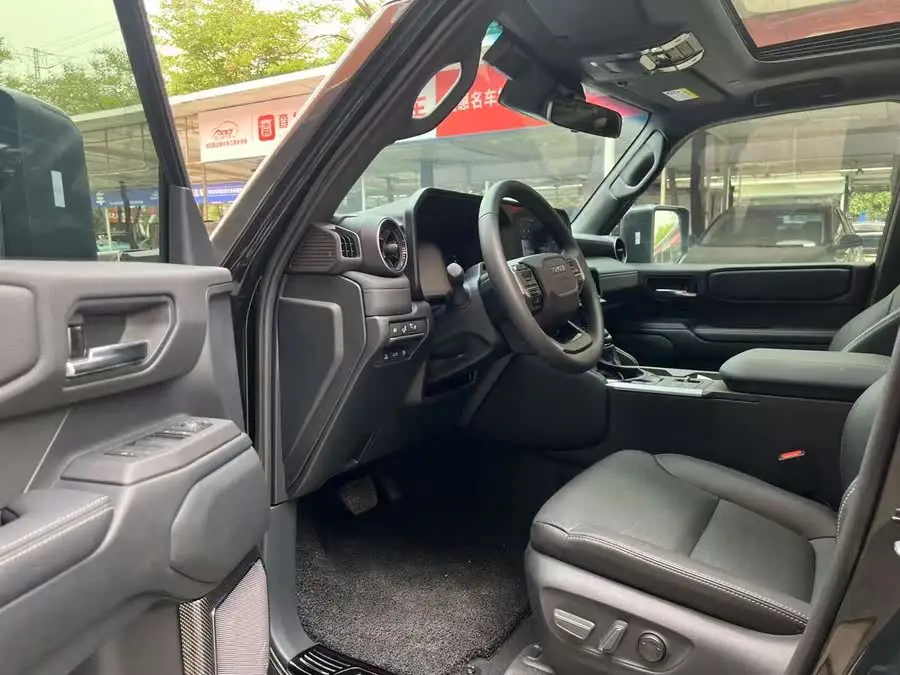 برادو 2024 2.4T نسخة TX متعددة الاستخدامات 6 مقاعد