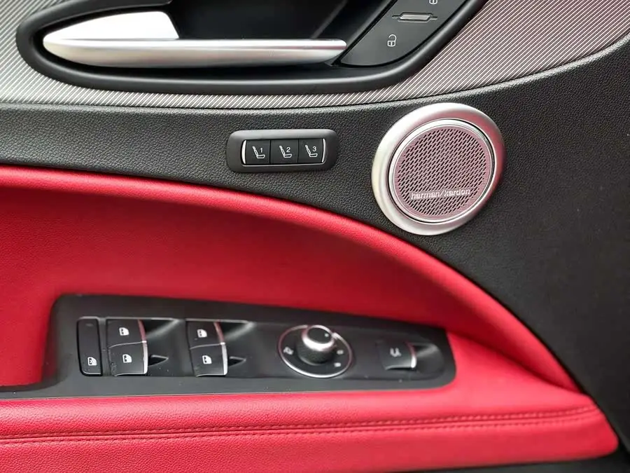 2020 Stelvio 2.0T 280HP Luxury Sport Edition