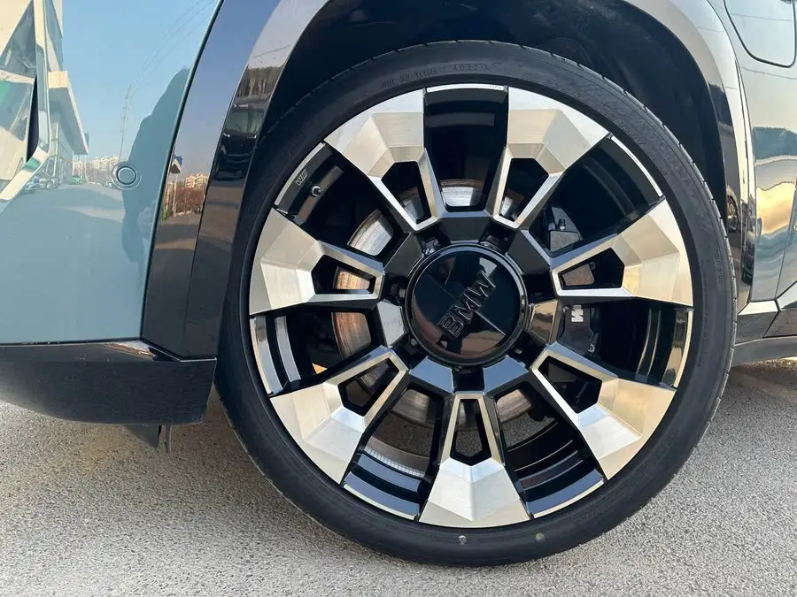 بي إم دبليو XM 2023 الطراز الأساسي