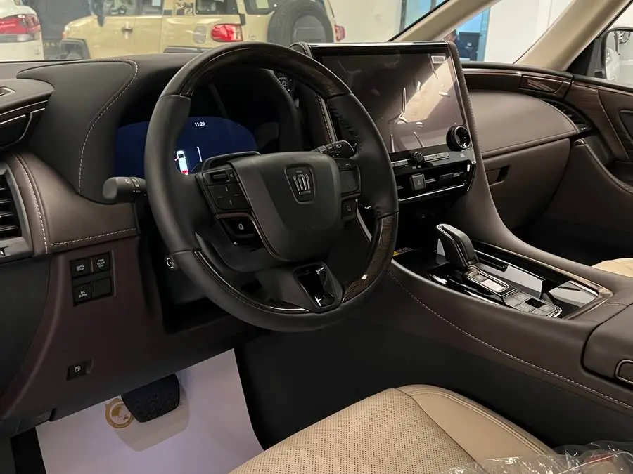 2024 تويوتا ألفارد كراون هايبرد 2.5 لتر بريميوم