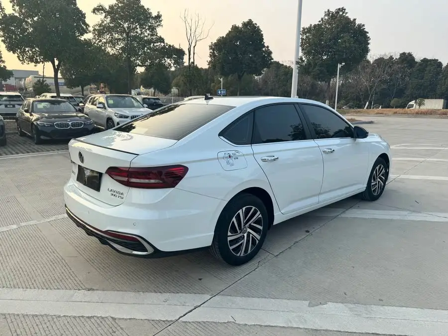 لافيدا 2023 300TSI DSG إصدار النجم الكامل