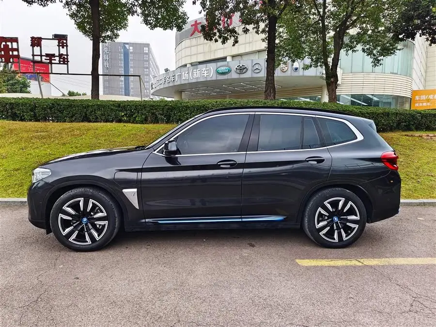 BMW iX3 2021 Leading Edition
