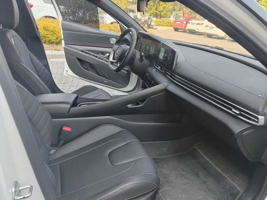 إيلانtra 2022 1.5L CVT LUX الفاخرة