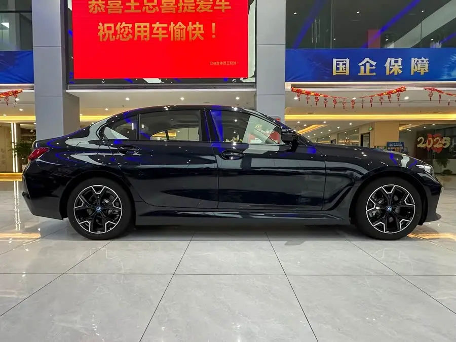 بي إم دبليو i3 2023 eDrive 40 L مجموعة الليل