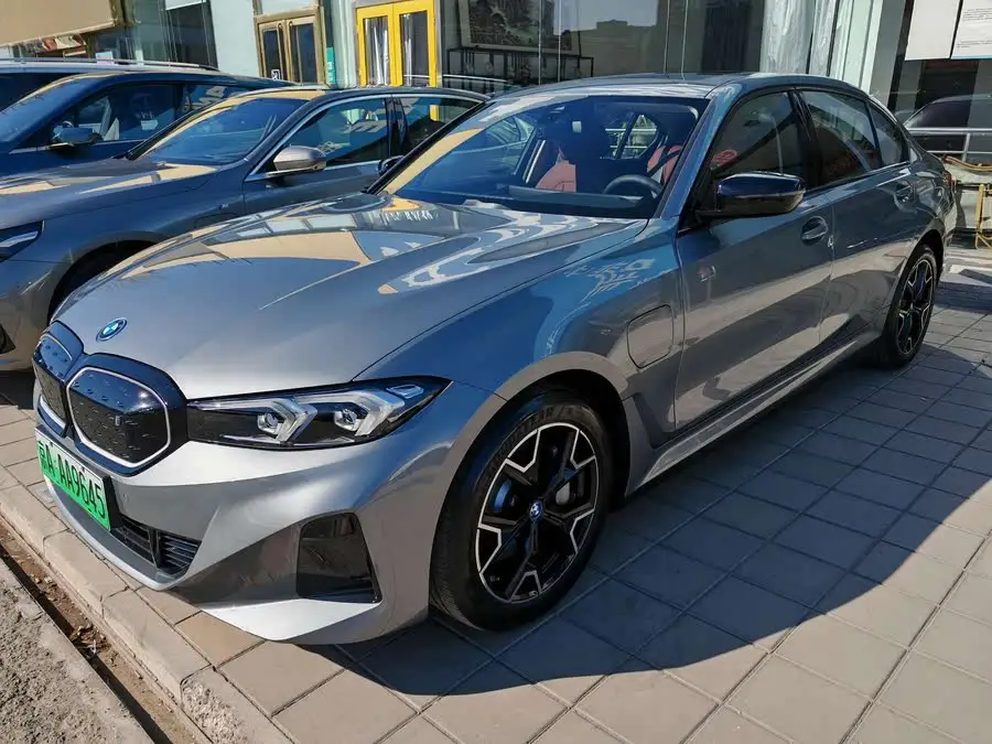 بي إم دبليو i3 2023 eDrive 40 L حزمة رياضية ليلية