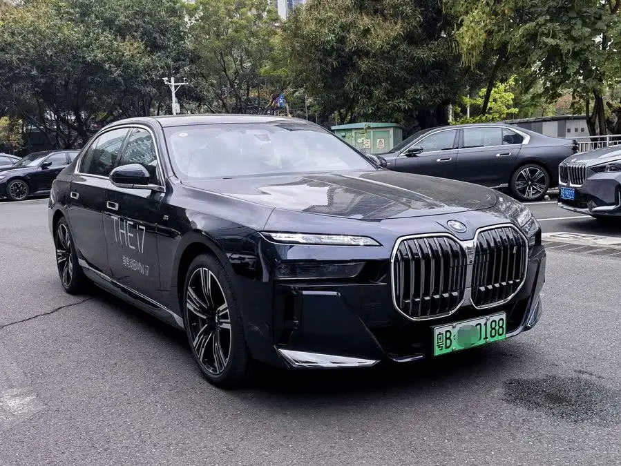 بي إم دبليو i7 2023 طراز eDrive50L مجموعة M الرياضية الحصرية