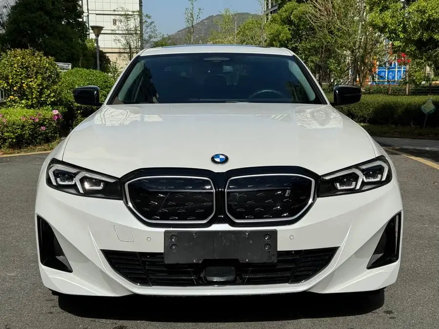 بي إم دبليو i3 2023 طراز eDrive 40 L حزمة الليل