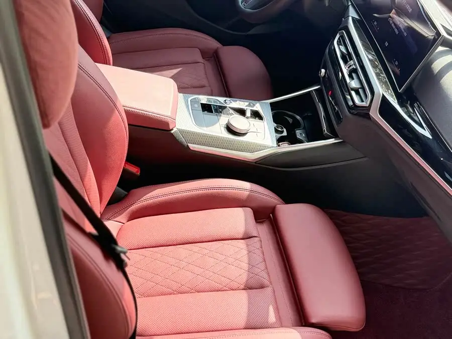 بي إم دبليو i3 2023 eDrive 40 L حزمة الرياضة الليلية