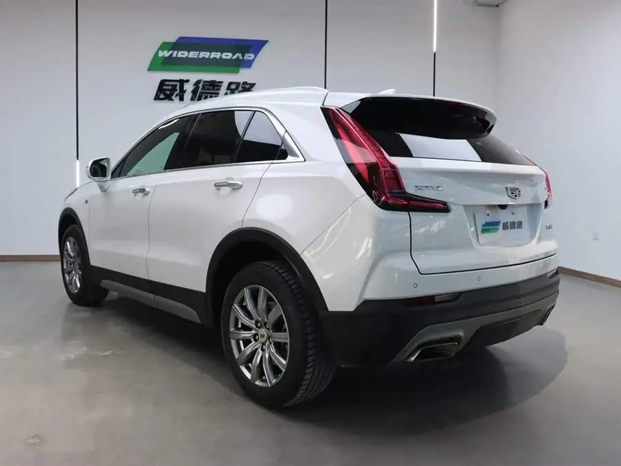 كاديلاك XT4 2020 28T فئة الدفع الأمامي المتميزة