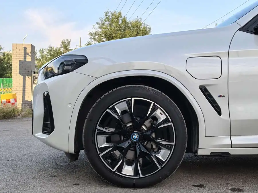 BMW iX3 2023 Leading Edition