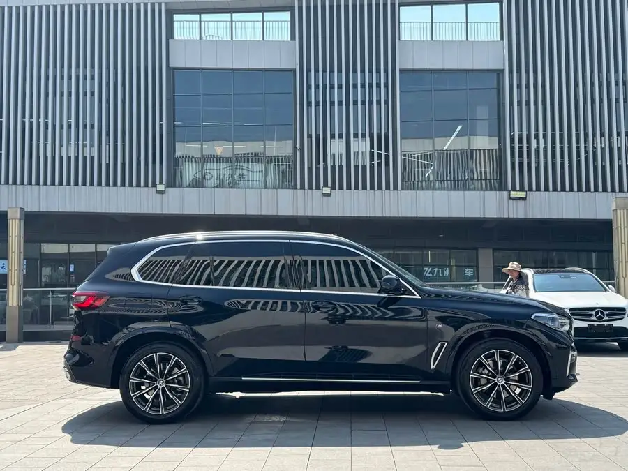 بي إم دبليو X5 2022 الطراز المحدث xDrive 30Li حزمة M الرياضية