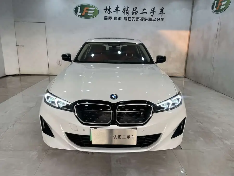 بي إم دبليو i3 2023 eDrive 40 L مجموعة الليل