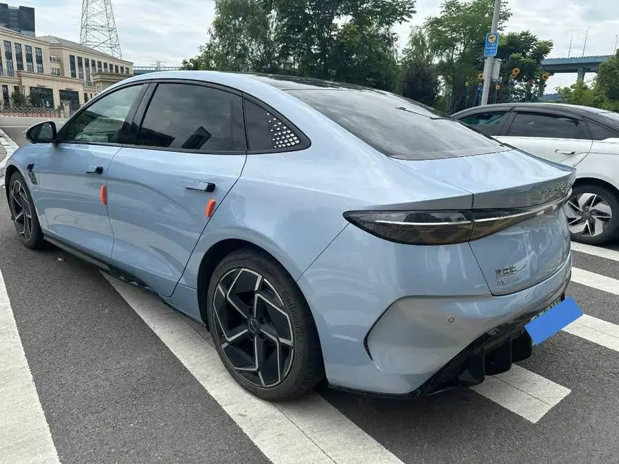 ختم 2023 إصدار بطل 700 كم متميز