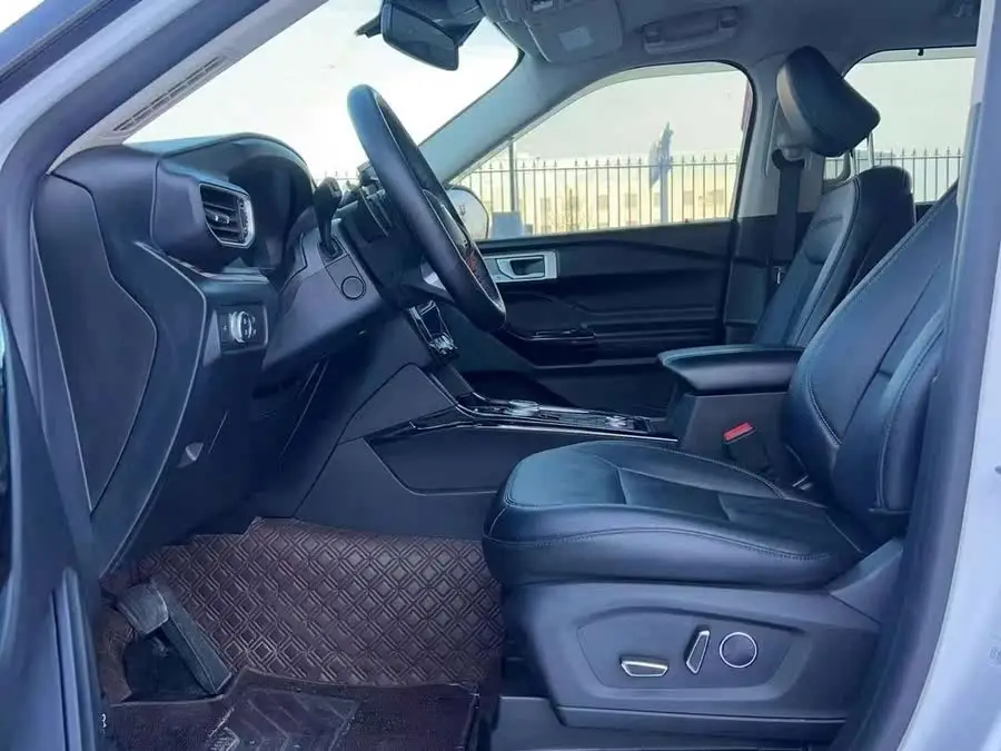 مستكشف 2020 EcoBoost 285 بنظام الدفع الرباعي إصدار التيتانيوم 7 مقاعد