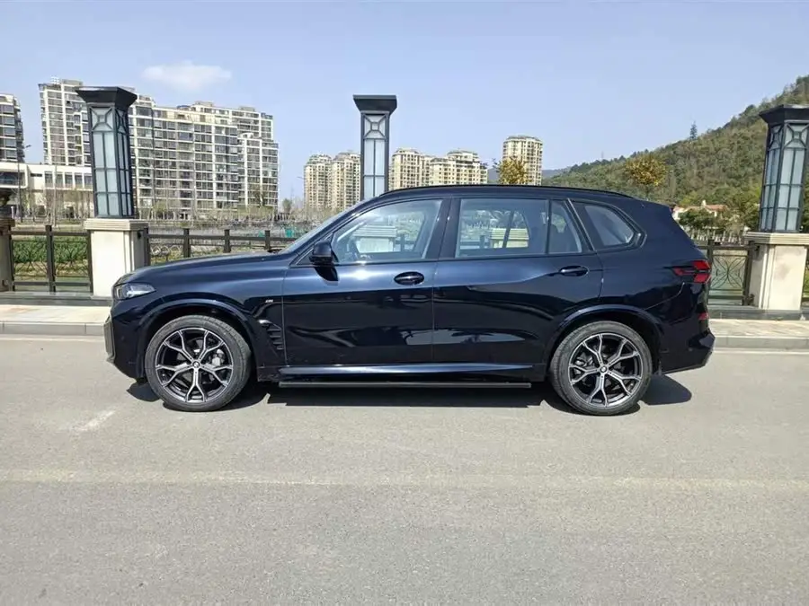 بي إم دبليو X5 2023 xDrive 30Li فئة M الرياضية المتميزة حزمة الليل
