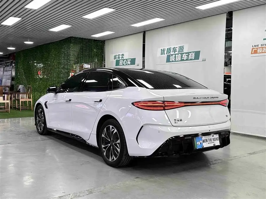 ختم 2022 طراز 550 كم النسخة الفاخرة ذات الدفع الخلفي بنطاق قياسي