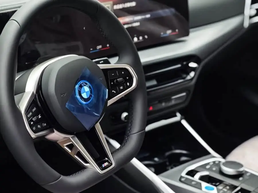 بي إم دبليو i3 2025 eDrive 40 L مجموعة ليلة