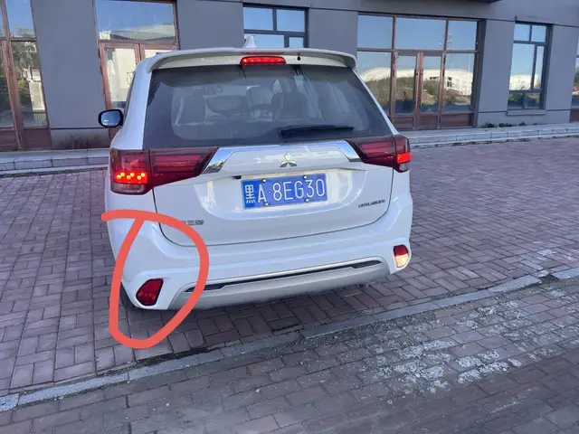 هل من الطبيعي أن لا تعمل المصابيح الخلفية على الجانب الأيمن؟