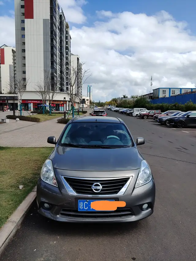 مرحبًا مالكي سيارة يانغ غوانغ، عندي سؤال أود طرحه: عند التوقف تهتز السيارة، وعند الضغط على دواسة الوقود والفرامل يهتز المقود أيضًا، ما السبب وراء ذلك؟ أرجو منكم المساعدة في الإجابة.