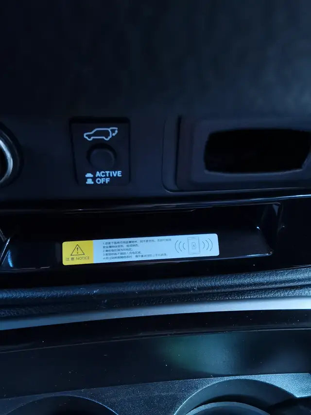 هل هذا هو شاحن لاسلكي للهواتف المحمولة؟