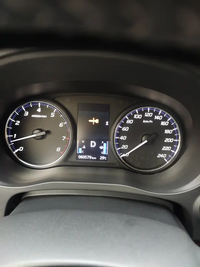 هل يعرف أحد ماذا يعني هذا؟ إنها متعلقة بسيارة ميتسوبيشي أوتلاندر موديل 2019.