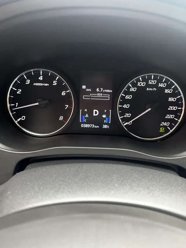 أنا سائق مبتدئ، ولم أقُد سيارات أخرى من قبل. سيارتي موديل 2019 بسعة 2.0 لتر، وبداية القيادة والتسارع بطيئة جدًا. حتى عند الضغط بشدة على دواسة الوقود، تصل سرعة دوران المحرك إلى حوالي 1800 إلى 2000 دورة فقط قبل أن تصبح أسرع قليلاً، وصوت المحرك عالي. هل الأداء الطبيعي للمحرك التنفس الطبيعي مع ناقل الحركة CVT هو هكذا؟ جربت وضعية DS وشعرت أن التسارع طبيعي، لكن لاحظت أن سرعة دوران المحرك تصل إلى أربعة أو خمسة آلاف دورة. صديقي يقود سيارة جيلي 1.5T، وصوتها ليس عالياً وقوتها كبيرة.