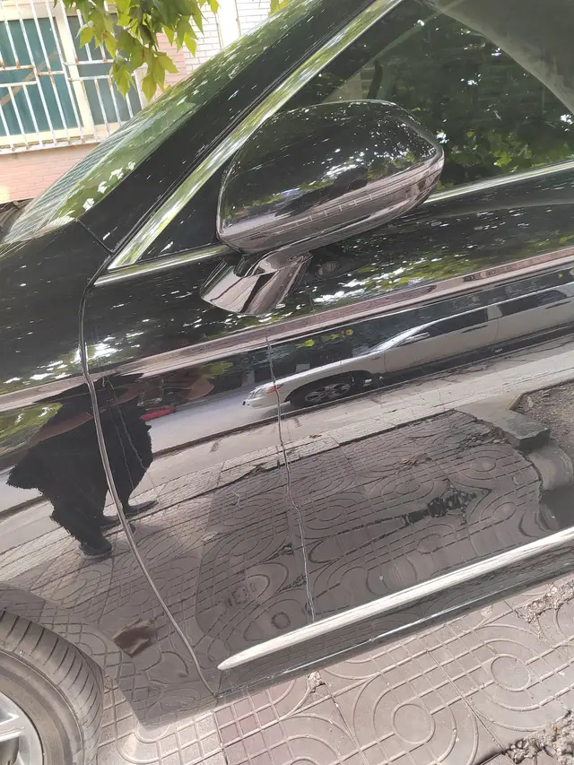 ما هي أفضل طريقة لإزالة آثار الماء المتبقية على المرآة الجانبية لباب السيارة الأمامي الأيسر بعد غسل السيارة؟ شكراً!