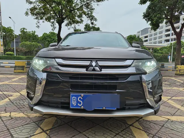 لقد قطعت سيارتي ذات محرك 2.4 لتر ونظام الدفع الرباعي أكثر من خمسين ألف كيلومتر، وأشعر دائمًا أن الطريق غير المستوي يظهر بشكل واضح جدًا أثناء القيادة! ليس هناك أي راحة، فهل هذا بسبب التصميم الأصلي أم هناك أسباب أخرى؟ أرجو من الأصدقاء المساعدة في الإجابة.