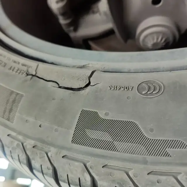 elantra-does-this-tire-need-to-be-replaced-could-any-expert-advise1733739775