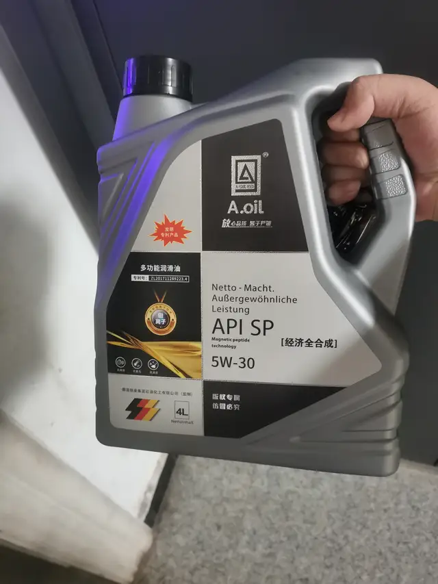 ما رأيكم في جودة زيت المحرك من العلامة التجارية A؟ هل جربه أحد من قبل؟ كم كيلو متر تنصحون بتغييره؟