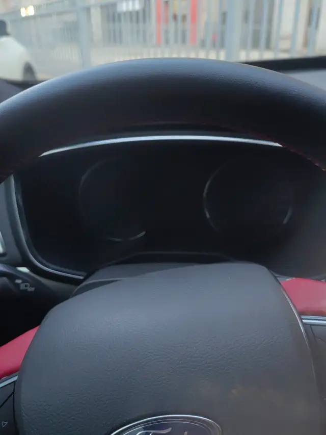 السيارة لا يمكن فتح أبوابها ولا يوجد أي استجابة داخل السيارة، ما هي المشكلة الممكنة هنا؟ البطارية مشحونة.