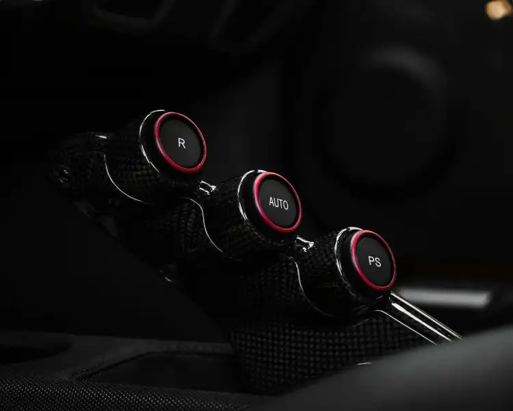 دليل شراء فيراري 296 GTB مستعملة في المملكة العربية السعودية