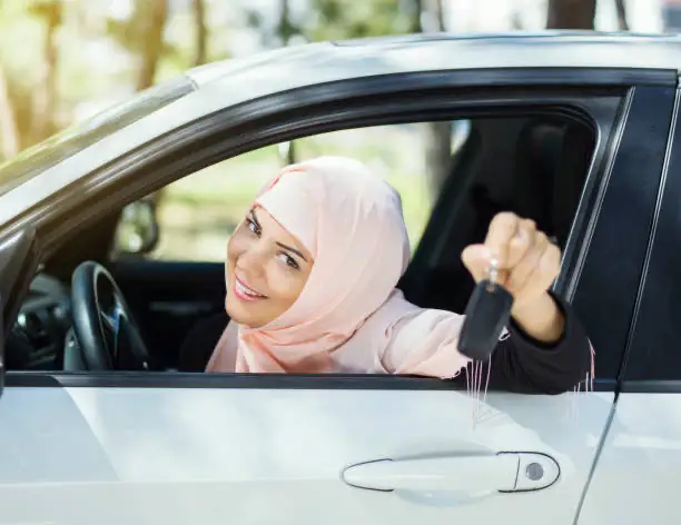 مرسيدس EQS 450: دليل شامل لهذه السيارة الكهربائية الفاخرة